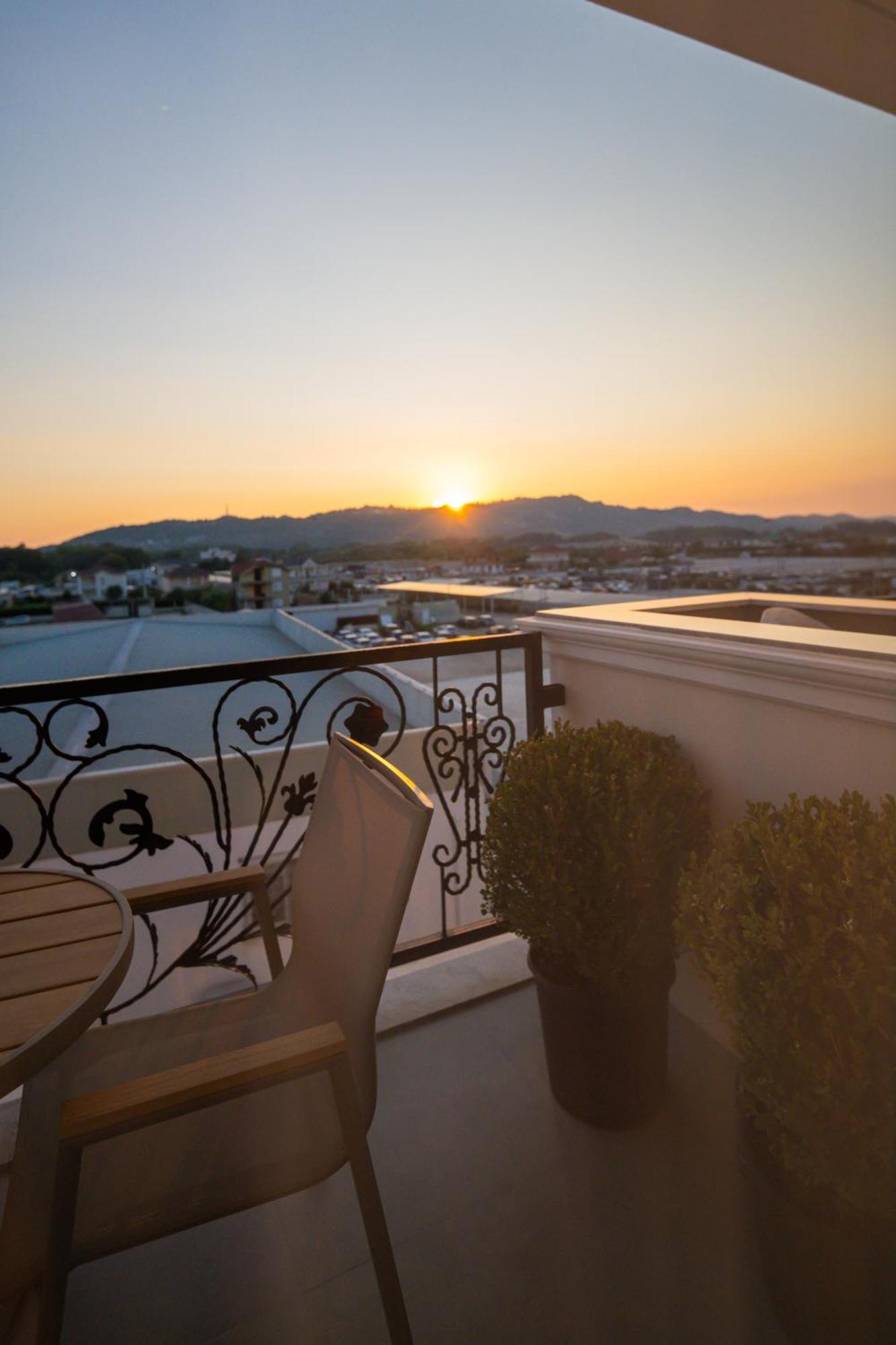 Holiday Hotel Rinas Exterior foto